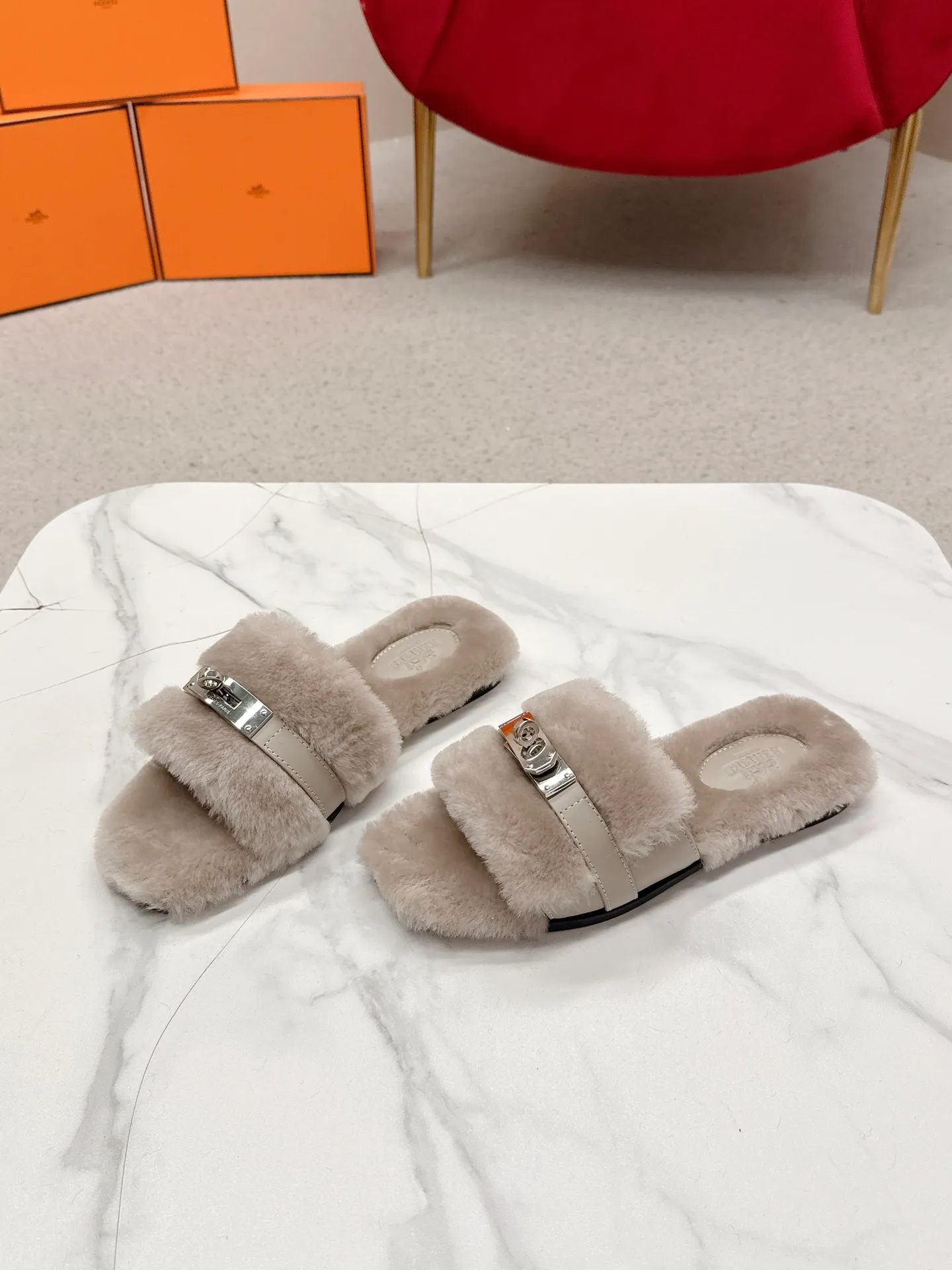 👟👟Ex-factory price 480👟👟 Hermes 🐎25/ Latest Autumn and Winter fur one-piece fur slippers KeIIy locks are embellished on the uppers with palladium plating to reflect low-key light. This year’s fabrics are made of lamb wool, which is fluffy and cute. It feels like stepping on clouds. Wear it barefoot or with socks, it is very fashionable 🎁 Paired with suit pants, it is an invisible shirt in the workplace. Echoing the knitted skirt, it has become a standard accessory for lazy afternoons. Pair it with jeans for a more casual style. ✔️Fabric: wool ✔️Inner lining: imported lamb wool ✔️Sole: original leather sole ✔️Size: #35-42 (customized at 40.41.42)